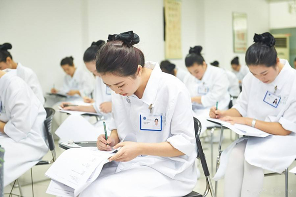 如何成為合格的美容師