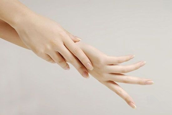 美容院美容師手部按摩方法