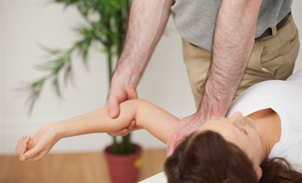 美容院美容師手部按摩方法