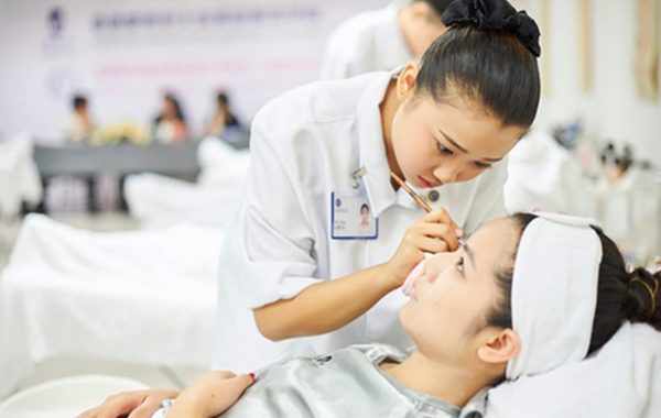 美容師對色斑皮膚護理的手法步驟