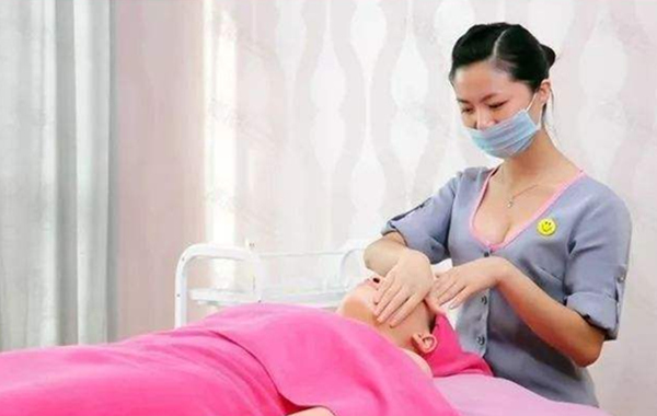 美容師對痤瘡皮膚護理的手法步驟