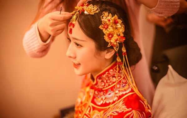 美容師化中式新娘妝的手法步驟