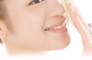 1445302211311 鼻子出油毛孔粗大是什么原因