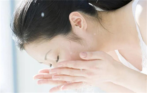 女人唇部脫毛